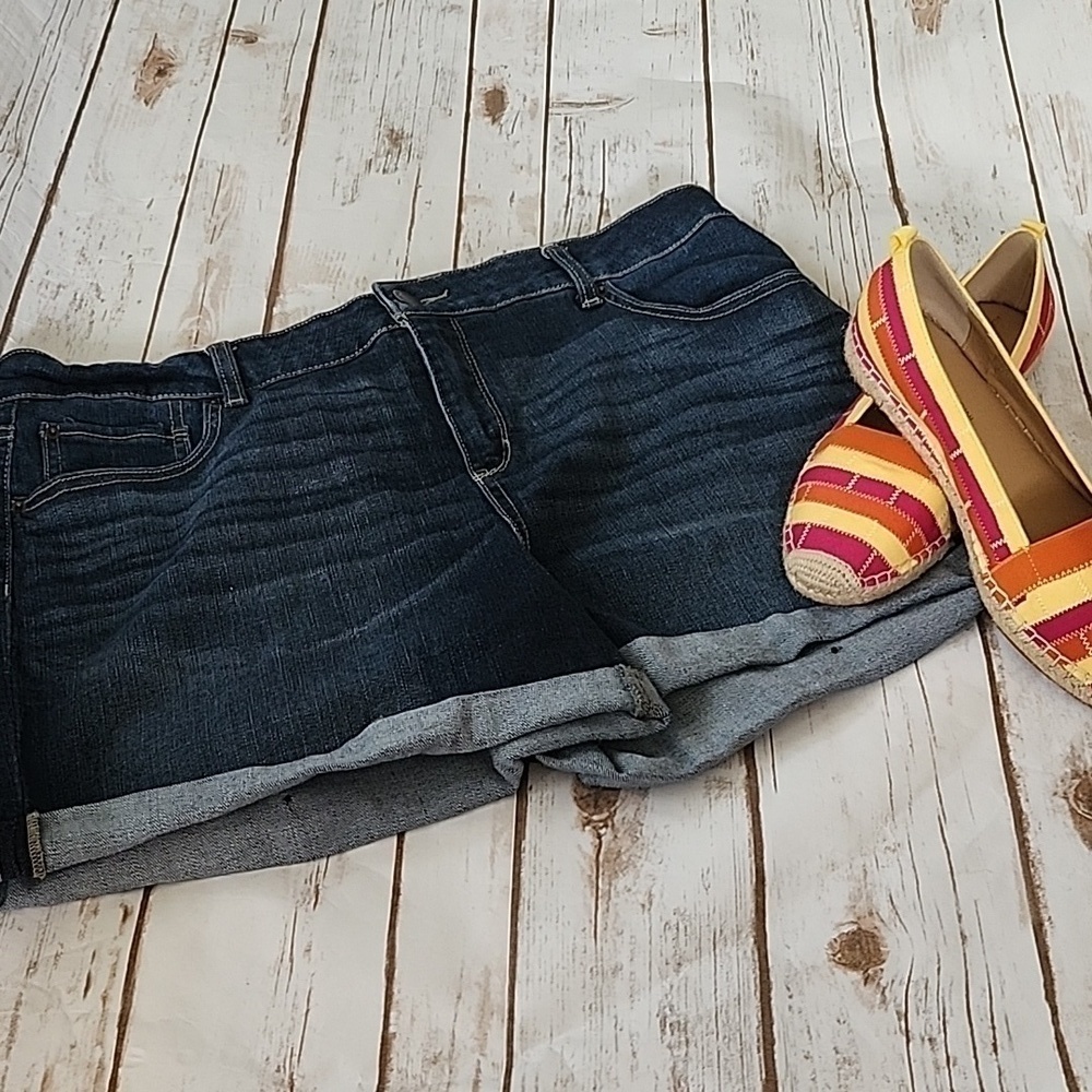 Time and Tru Mid-Rise darker wash cuffed jean shorts